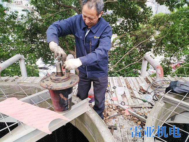 長(zhǎng)沙融城花園大酒店冷卻塔維修4